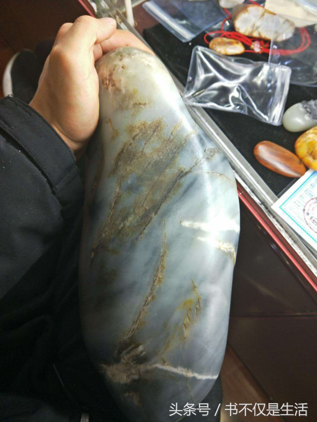 与您分享纯天然玉石原石的魅力,分享精品和田玉青花籽料把玩件