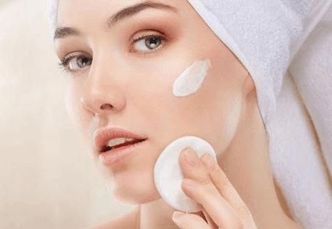 脸上有红血丝用冷水洗脸,脸上有红血丝发红发热用什么水乳