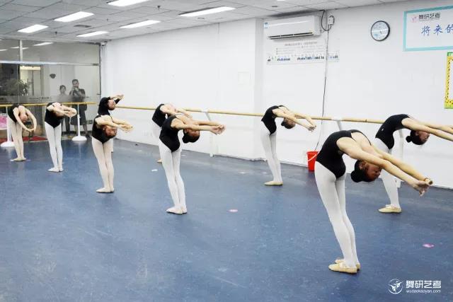 大人怎样协助儿童下腰,怎么帮女儿下腰