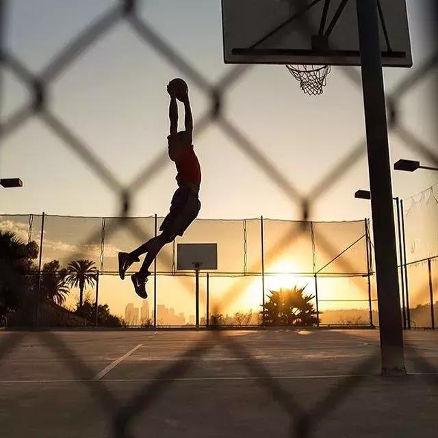 内线收缩的情况下怎么突破,内线脚步慢怎么办