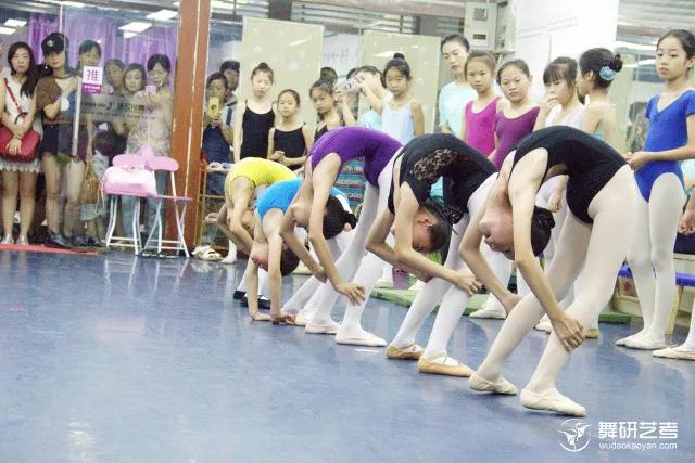 大人怎样协助儿童下腰,怎么帮女儿下腰