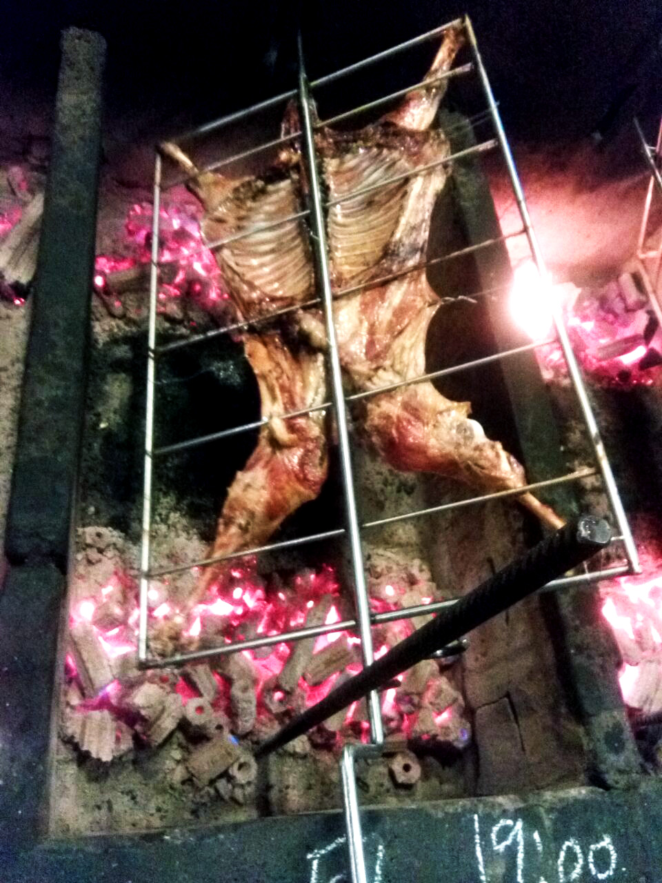 晚上吃烤全羊真实视频,这才是烤全羊的正确打开方式