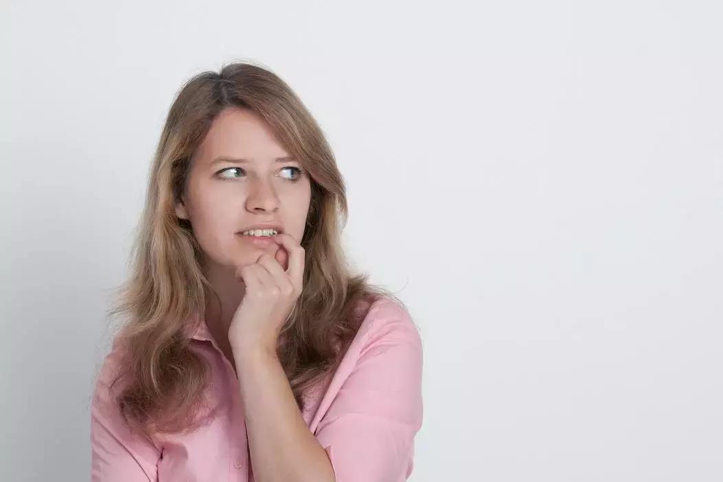 心理学怎么判断一个人说谎,心理学上撒谎的人行为状态