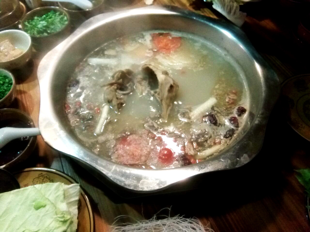 晚上吃烤全羊真实视频,这才是烤全羊的正确打开方式