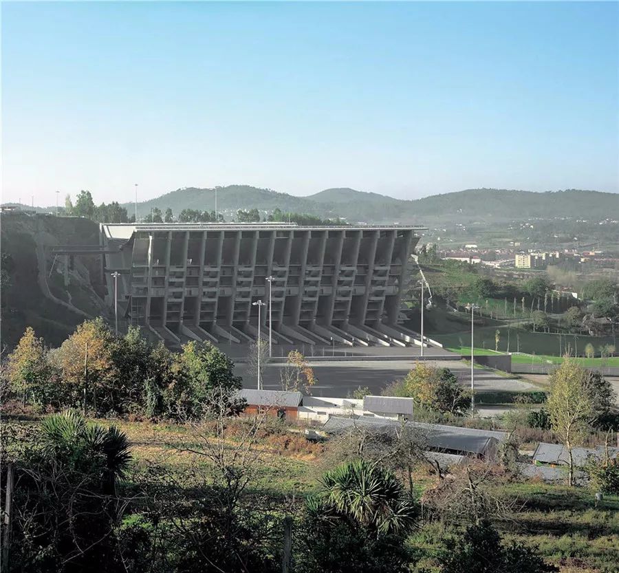 球踢出去了说不定又弹回来了,球踢出去不旋转