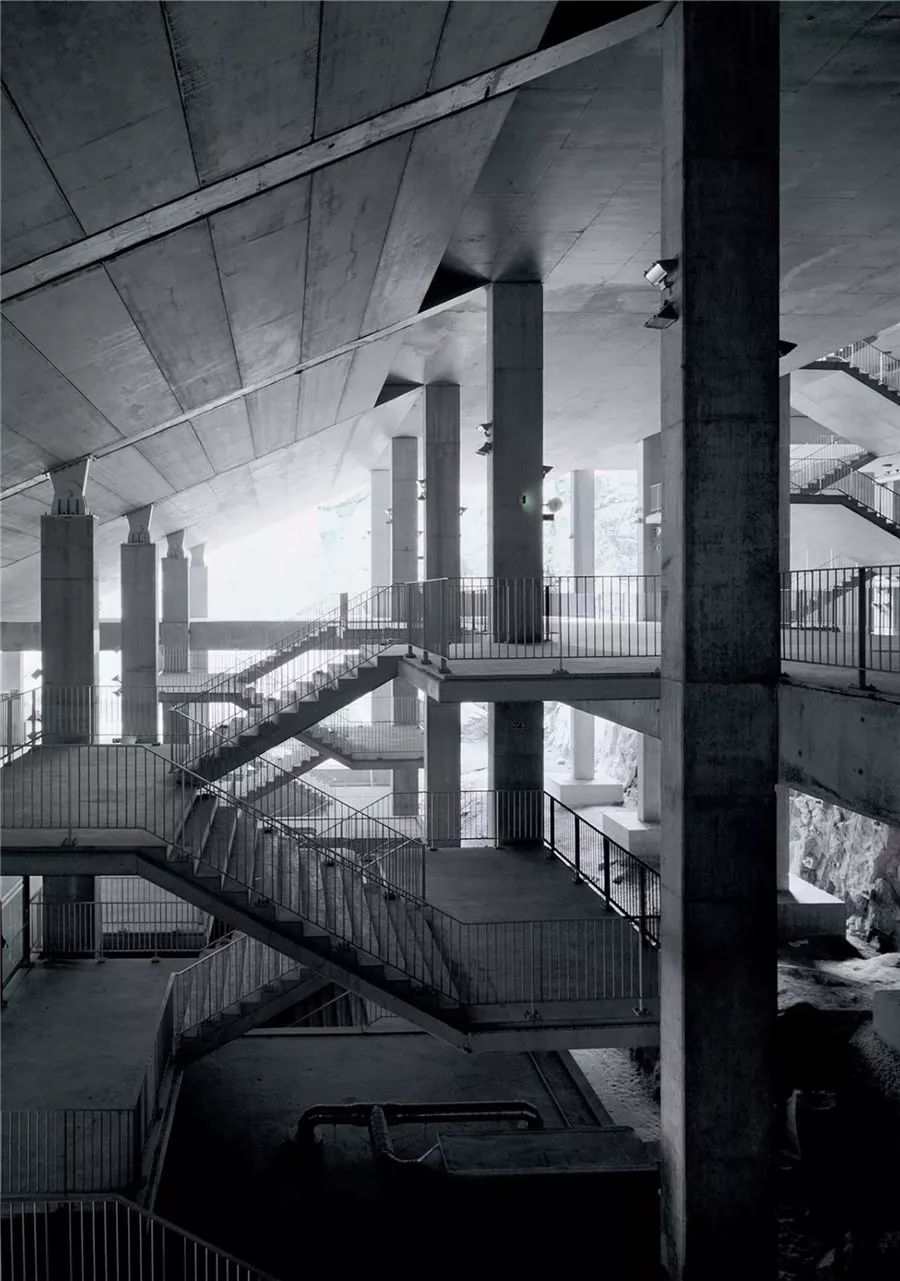 球踢出去了说不定又弹回来了,球踢出去不旋转