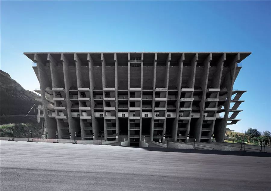 球踢出去了说不定又弹回来了,球踢出去不旋转