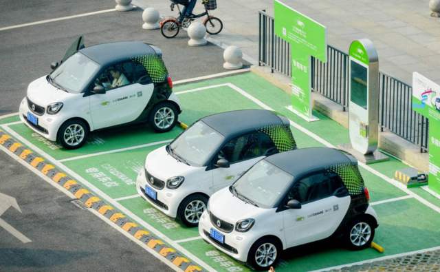 天津一姐姐带猴进宜家，人用餐具竟喂猴，素质呢！