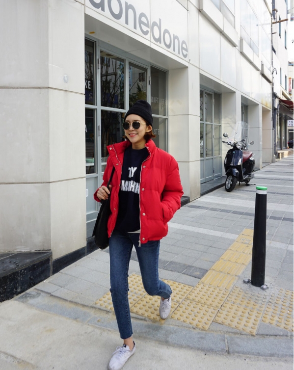 红色的修身中长款棉衣有哪些款式,红色拼接羊羔毛棉衣外套怎么搭配