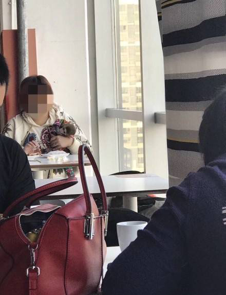 天津一姐姐带猴进宜家，人用餐具竟喂猴，素质呢！