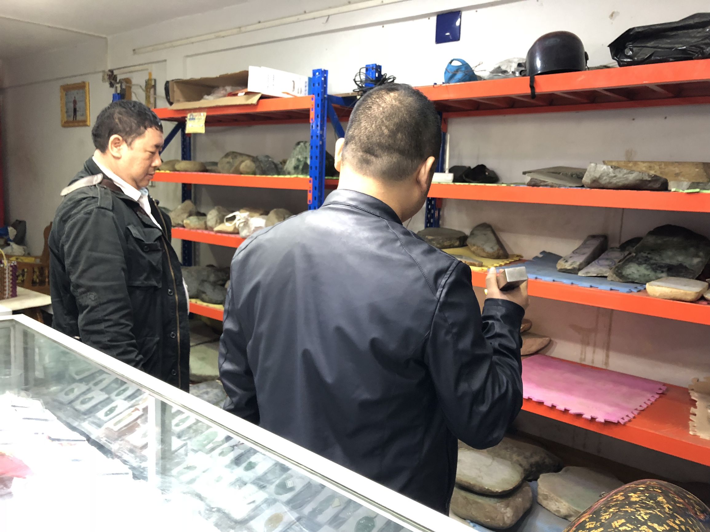 缅甸曼德勒角湾翡翠市场原石收购,缅甸角湾翡翠交易市场