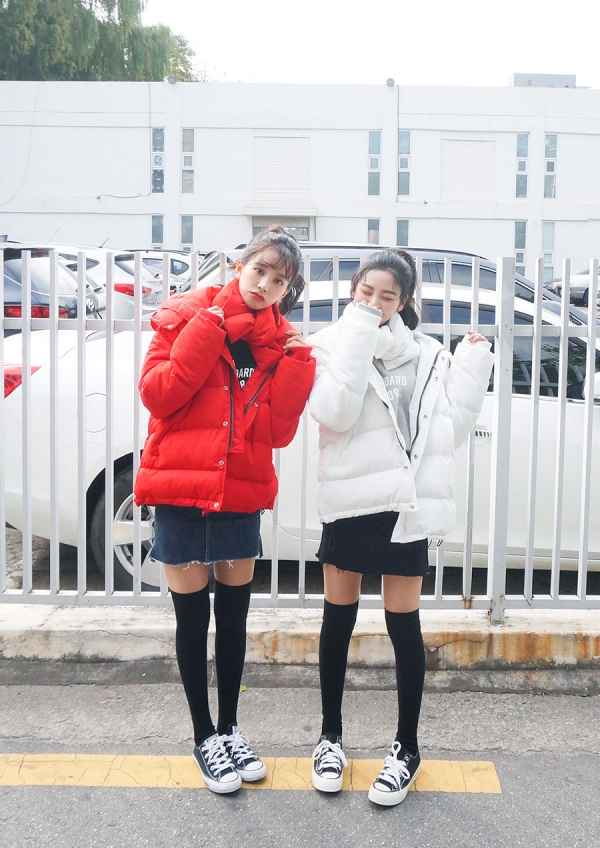 红色的修身中长款棉衣有哪些款式,红色拼接羊羔毛棉衣外套怎么搭配