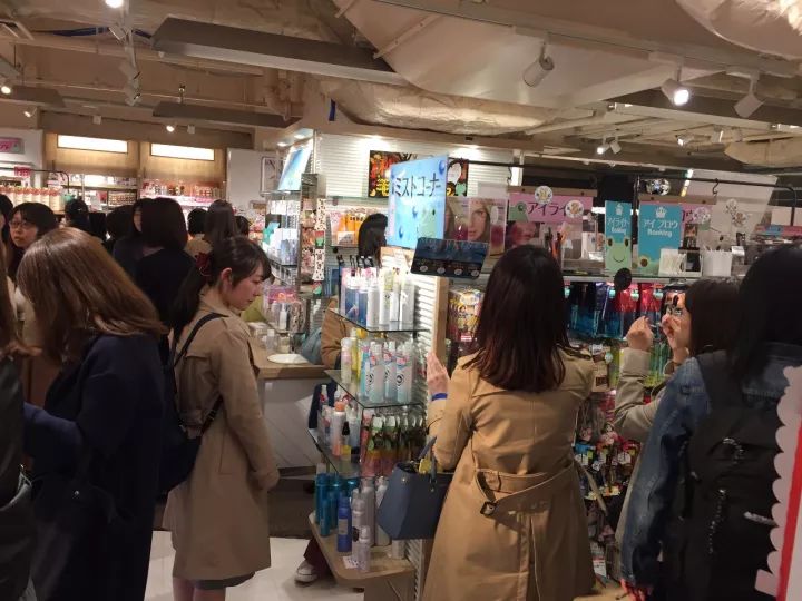 日本门店如何吸引年轻人？品牌IP化成8090后收割机｜鲜锋日本行