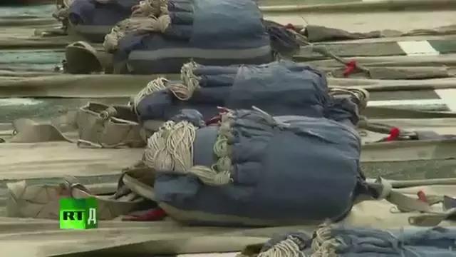 空降兵跳伞为什么要双腿弯曲,空降兵在跳伞的过程中有危险吗