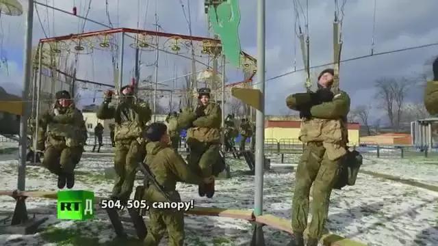 空降兵跳伞为什么要双腿弯曲,空降兵在跳伞的过程中有危险吗