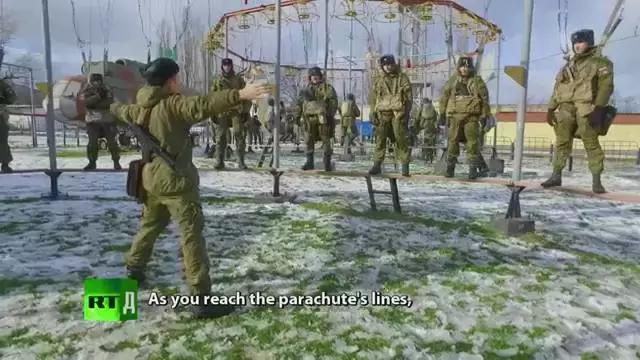 空降兵跳伞为什么要双腿弯曲,空降兵在跳伞的过程中有危险吗