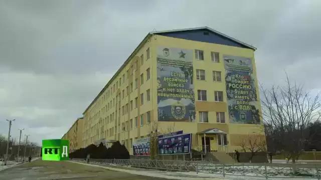 空降兵跳伞为什么要双腿弯曲,空降兵在跳伞的过程中有危险吗