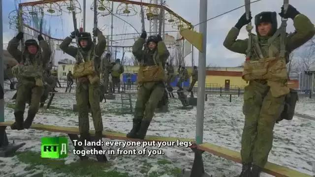 空降兵跳伞为什么要双腿弯曲,空降兵在跳伞的过程中有危险吗