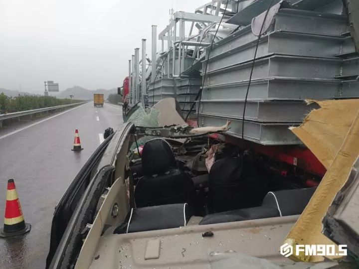 女司机开车被钢板插进驾驶室,女司机高速钻入大货车