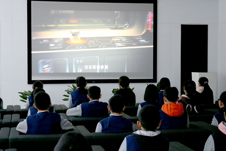 「校园成长」初一7班陈雨霏参观哈弗技术中心有感