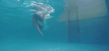 如何练好自由泳滚翻转身,梦觉自由泳转身蹬壁技巧