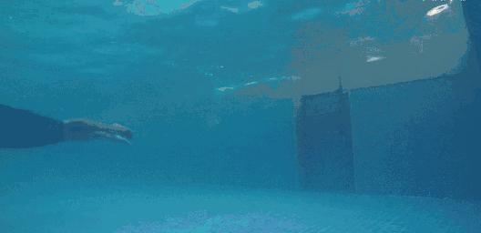 如何练好自由泳滚翻转身,梦觉自由泳转身蹬壁技巧