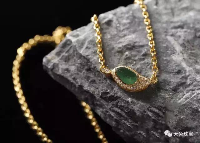 项链搭打底衫温柔冬季,项链搭配衣服的技巧平价