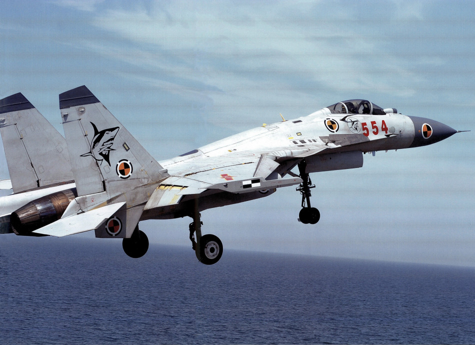 002航母是滑跃还是弹射,002航母船鼻艏