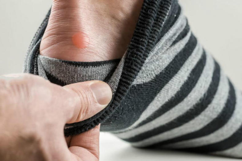 鞋子一只磨脚一只不磨脚怎么办,刚买的鞋子磨脚算不算质量问题