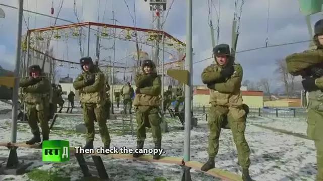 空降兵跳伞为什么要双腿弯曲,空降兵在跳伞的过程中有危险吗