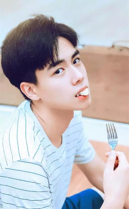 又少一个男神?没关系,你们的新晋男票“小彭于晏”已经上线!