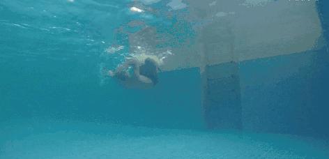 如何练好自由泳滚翻转身,梦觉自由泳转身蹬壁技巧