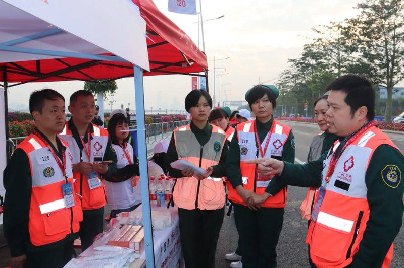 *警武**广东总队医院护航“广马”，医疗保障交出了一份满意的答卷