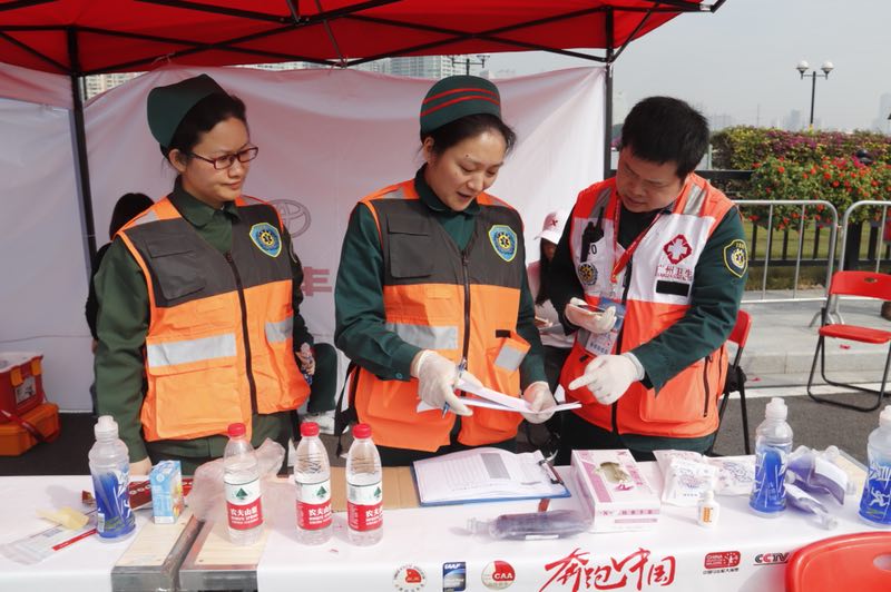 *警武**广东总队医院护航“广马”，医疗保障交出了一份满意的答卷