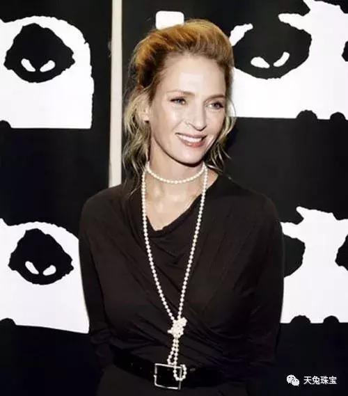 项链搭打底衫温柔冬季,项链搭配衣服的技巧平价