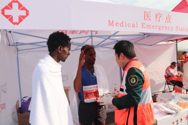 *警武**广东总队医院护航“广马”，医疗保障交出了一份满意的答卷