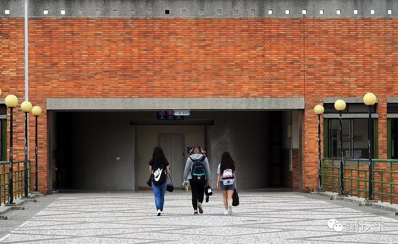 这所大学很特别，来的人都会找到逝去的校园爱情故事