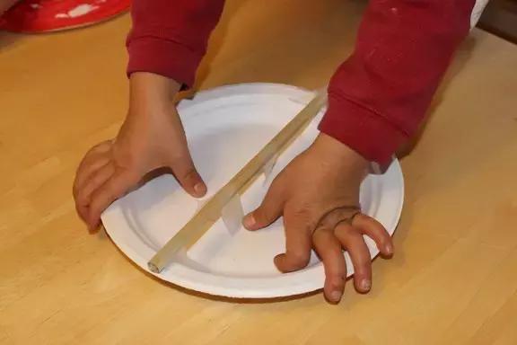 拨浪鼓手工制作废物利用,手工卡纸制作拨浪鼓