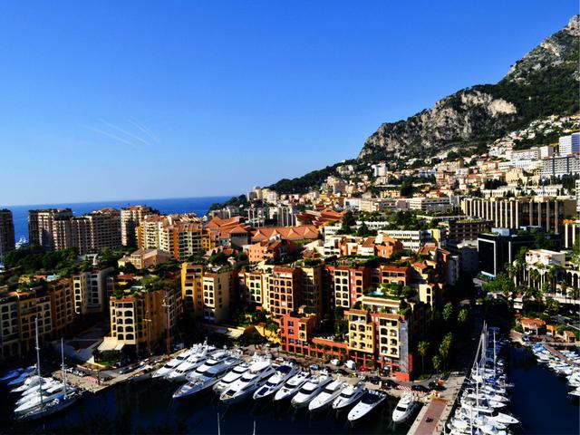 欧洲小国，将法国和西班牙印在*旗国**上，嘲笑中国足球一万光年