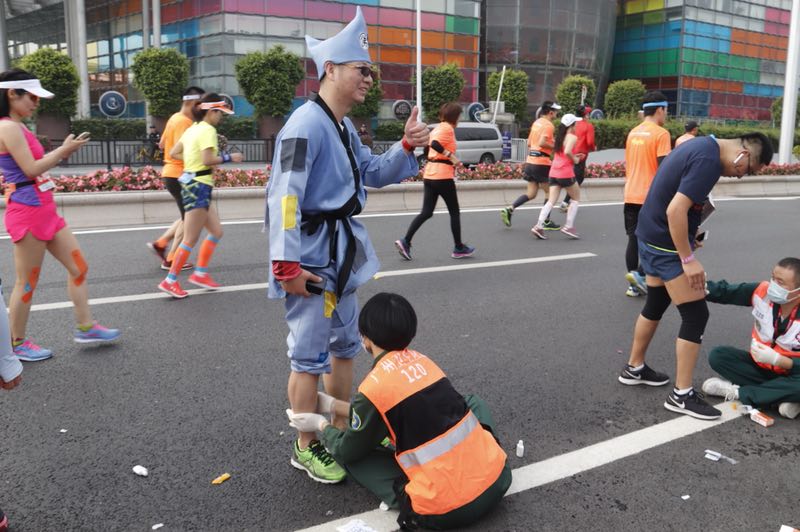 *警武**广东总队医院护航“广马”，医疗保障交出了一份满意的答卷