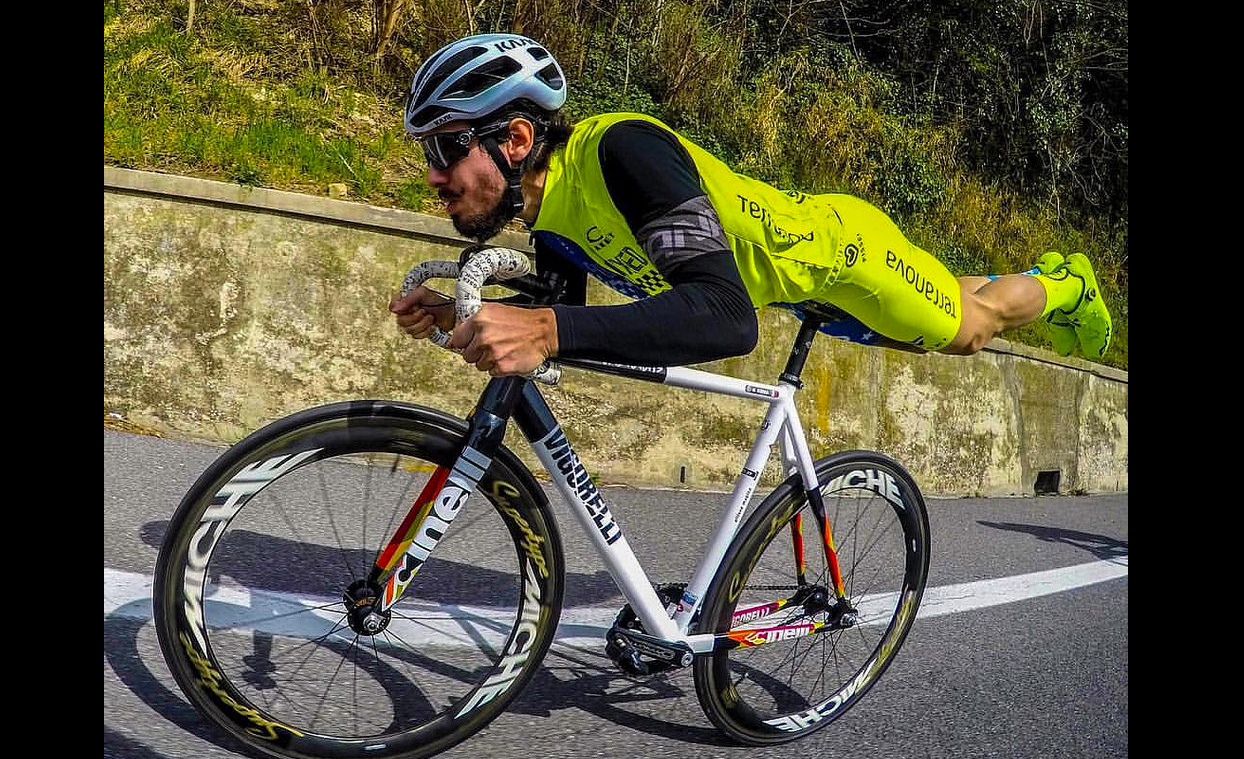 死飞自行车怎么刹车的,死飞自行车是前后一起刹车吗