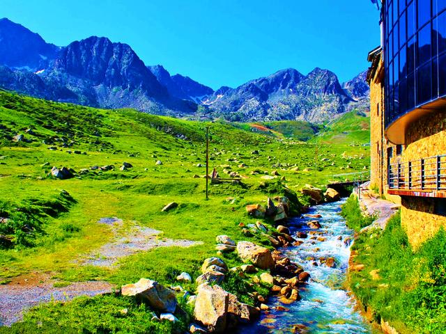 欧洲小国，将法国和西班牙印在*旗国**上，嘲笑中国足球一万光年