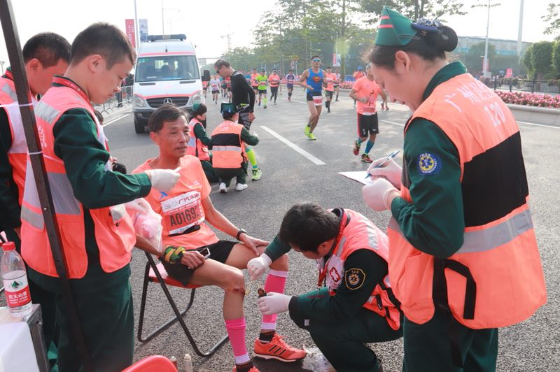 *警武**广东总队医院护航“广马”，医疗保障交出了一份满意的答卷