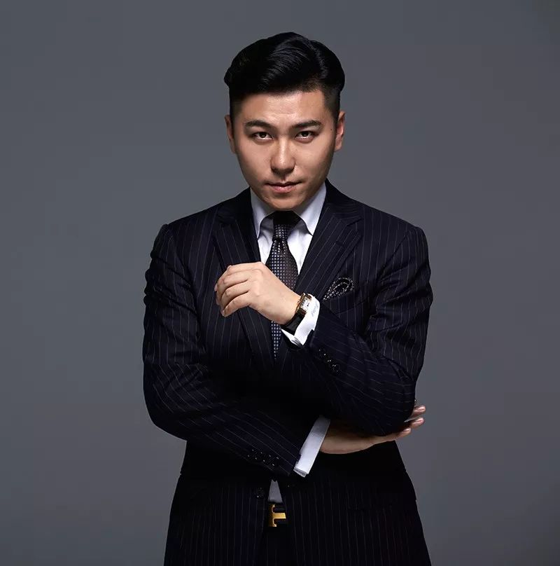 那个男人,卖钻石,懂表,更懂优雅与浪漫是何物