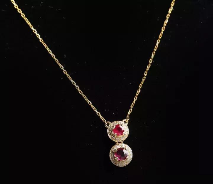 项链搭打底衫温柔冬季,项链搭配衣服的技巧平价