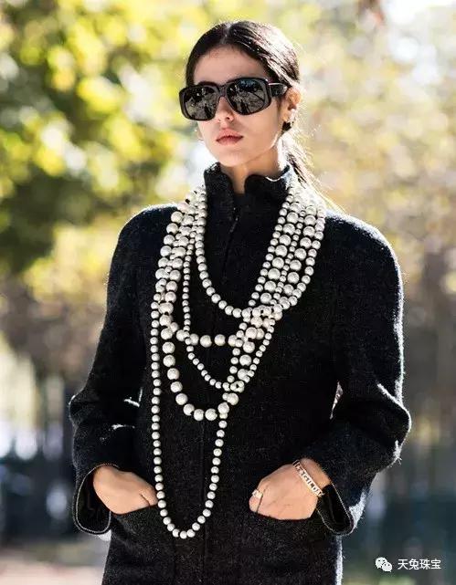项链搭打底衫温柔冬季,项链搭配衣服的技巧平价