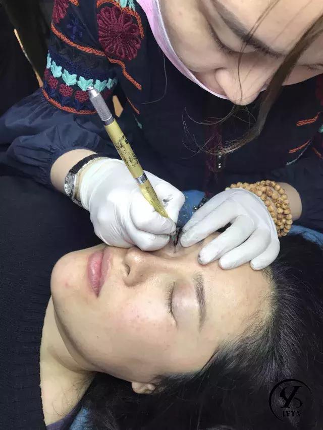 美瞳线不上色的原因以及补救方法,美瞳线不上色的表现及解决办法