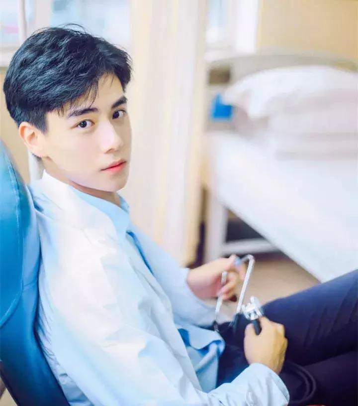 又少一个男神?没关系,你们的新晋男票“小彭于晏”已经上线!