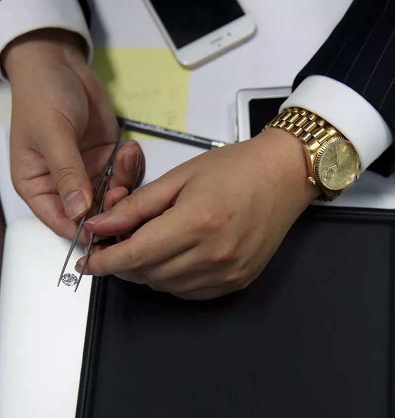 那个男人,卖钻石,懂表,更懂优雅与浪漫是何物