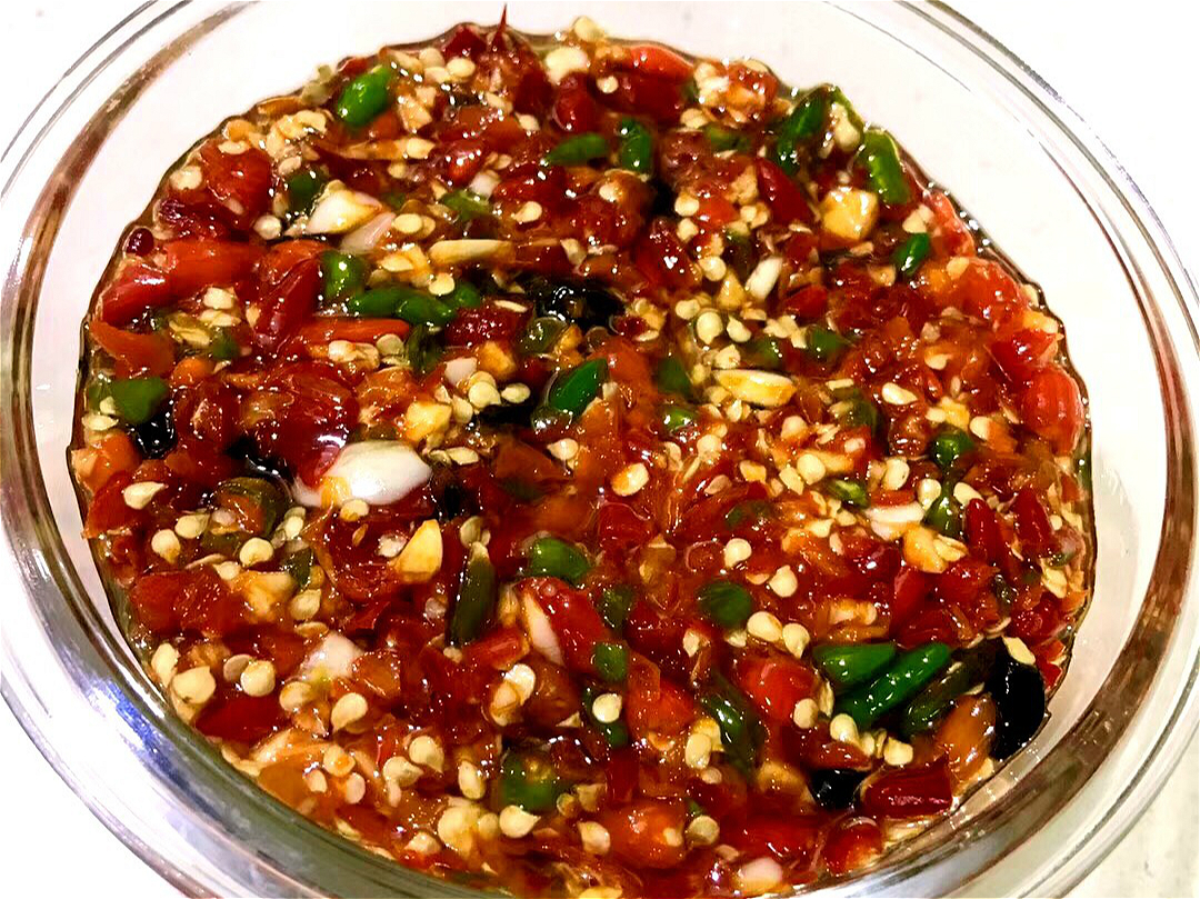 美女辣妈下班回家，实力教“剁辣椒”